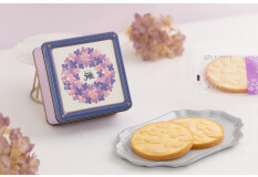 誕生50周年を記念した特別な“デザイン缶”入りの「あじさい 3枚入（缶）」を販売中♪