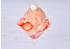 『いちごと桜のモンブランパフェ』