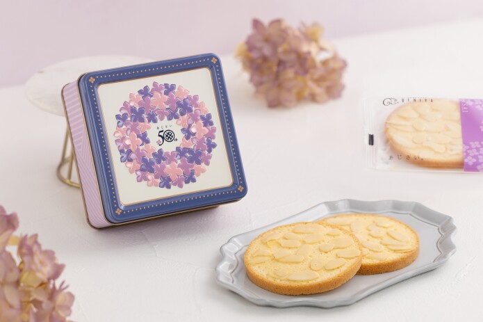 誕生50周年を記念した特別な“デザイン缶”入りの「あじさい 3枚入（缶）」を販売中♪